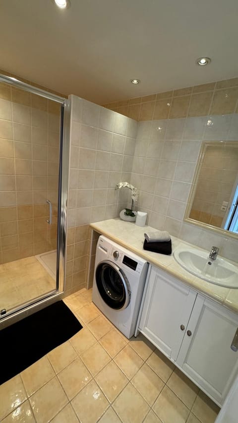 T2 appartement Golfe Juan 47m2 plages et port Apartment in Antibes