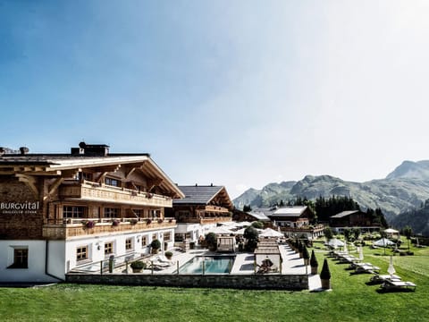 Property building, Summer, Garden, Swimming pool, sunbed