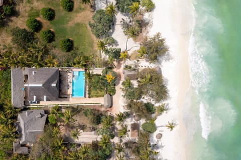 Property building, Bird's eye view, Beach, Beach, Pool view