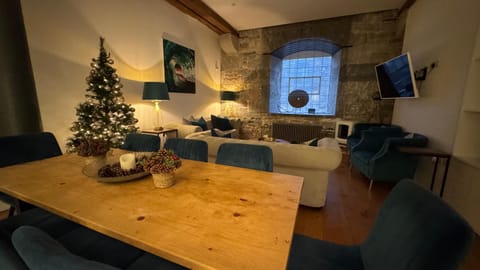 ROYAL WILLIAM YARD Luxury Apartments at "THE BRUCE" - FAMILY APARTMENT and Connecting DELUXE STUDIO - PRIVATE connecting lobby so BOOK BOTH For LARGER GROUPS - FREE ONSITE PARKING Apartment in Plymouth