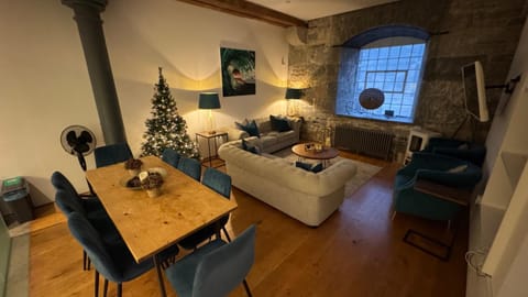 ROYAL WILLIAM YARD Luxury Apartments at "THE BRUCE" - FAMILY APARTMENT and Connecting DELUXE STUDIO - PRIVATE connecting lobby so BOOK BOTH For LARGER GROUPS - FREE ONSITE PARKING Apartment in Plymouth