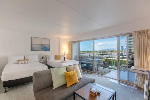 @ Marbella Lane - OceanView Suite Steps to Beach Condominio in Honolulu