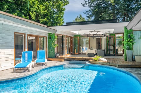 Lux White Rock Pool House Beachfront Resort like Villa in Surrey
