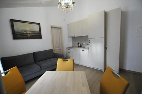 Kitchen or kitchenette, Living room, Seating area, Dining area, stove