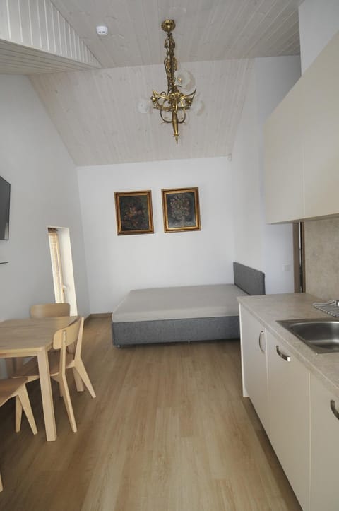 Bed, Photo of the whole room, Seating area, Dining area