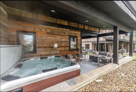 Premium 4BR/3.5B modern home near beach, skiing and downtown. Ping pong + bikes. House in Whitefish