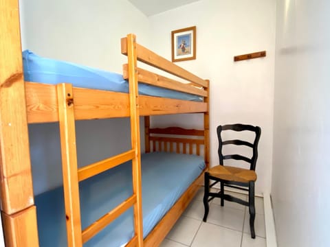 Bedroom, bunk bed