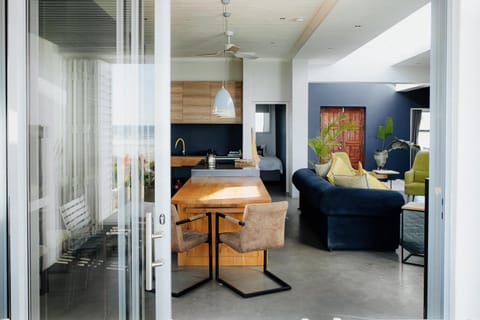 Lounge or bar, Seating area, Dining area