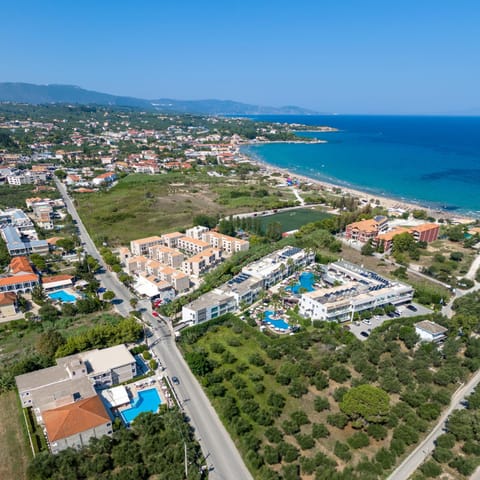 Property building, Day, Neighbourhood, Natural landscape, Bird's eye view, Beach, Sea view, Swimming pool, Location