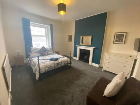 8 Bedroom House For Corporate Stays in Kettering House in Kettering