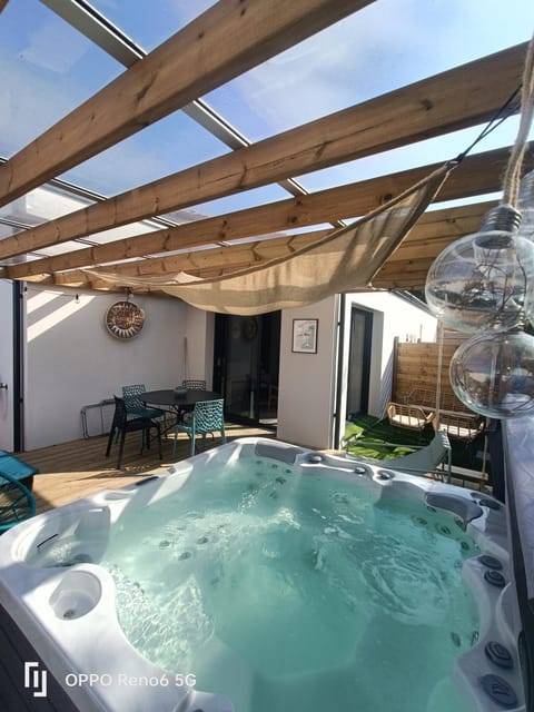 Day, Hot Tub, Dining area