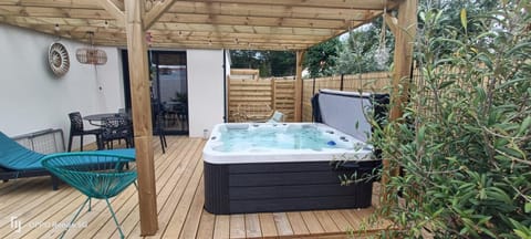 Patio, Day, Garden, Hot Tub, sunbed