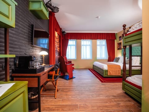 Bed, TV and multimedia, Photo of the whole room, Bedroom