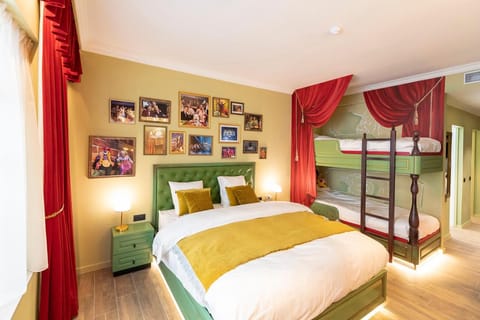 Photo of the whole room, Decorative detail, bunk bed