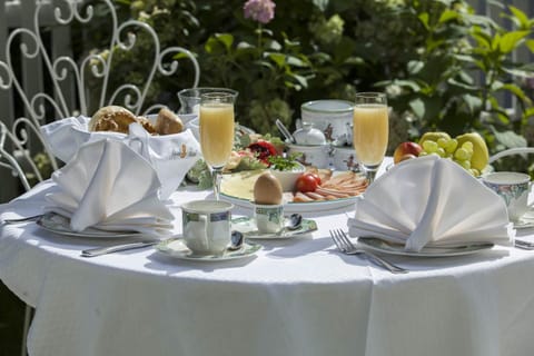 Staff, Garden, View (from property/room), Dining area, Breakfast