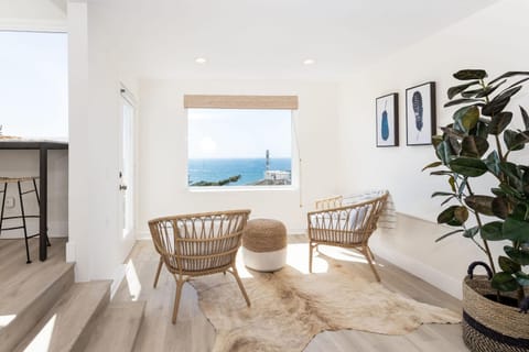 Oceanfront Coastal Home w Breathtaking Views Hiking Beaches & More Casa in Moss Beach