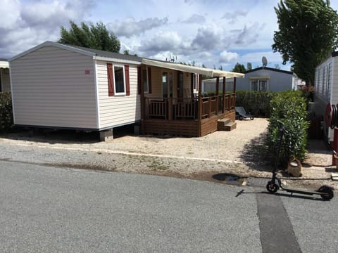 Mobilhome Fréjus, linge, coffre fort et ventilation toutes les chambres Campground/ 
RV Resort in Fréjus