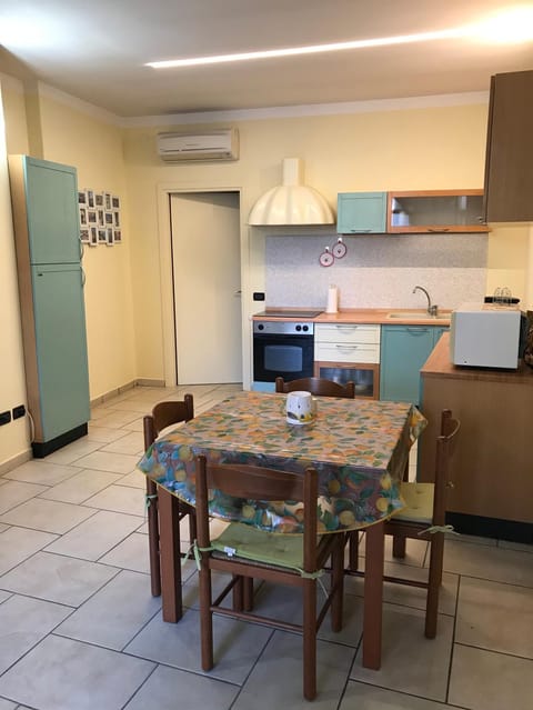 Kitchen or kitchenette, Living room, Seating area, Dining area, minibar, pet friendly, stove, air conditioner