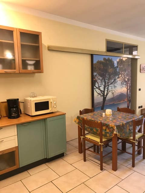 Dining area, minibar, toaster