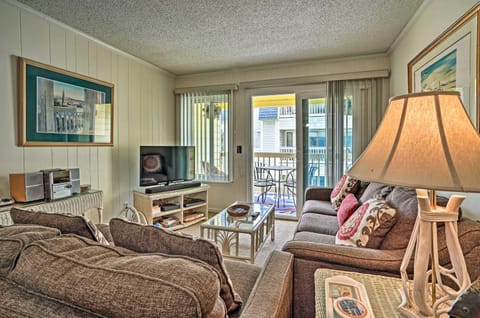 Coastal Condo with Pool Access - Walk To Beach! Apartment in Isle of Palms