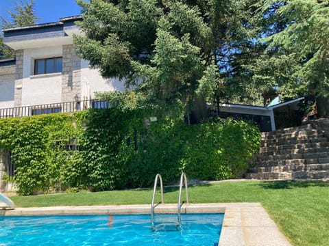 Property building, Garden, Swimming pool