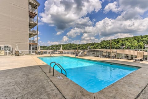 Idyllic Camdenton Condo with Community Pool and Lake! Wohnung in Lake of the Ozarks