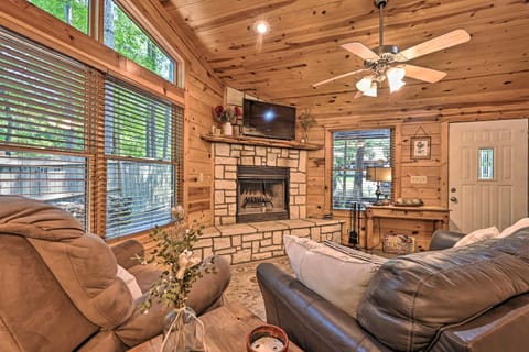 Azalea House - Forest Retreat with Hot Tub! House in Broken Bow