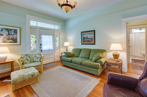 Cozy Casa Verde Getaway - 1 Mi to UNCG Campus House in Greensboro