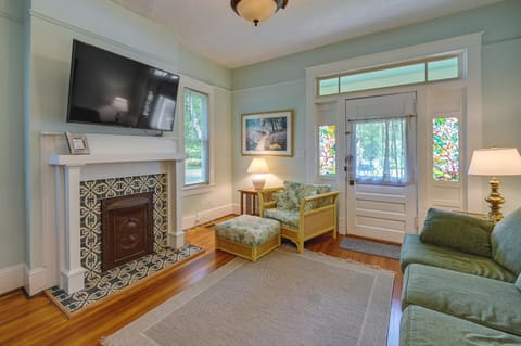 Cozy Casa Verde Getaway - 1 Mi to UNCG Campus House in Greensboro