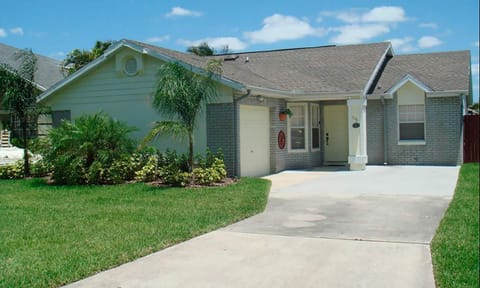 Cozy 3 Bdrm House with Private Pool at Cypress Lakes Haus in Kissimmee