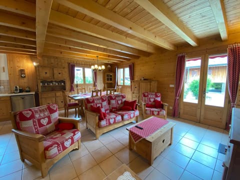 Chalet calme et spacieux, proche village, navette ski, jardin, animaux acceptés, parking privé - FR-1-624-66 Chalet in Samoëns