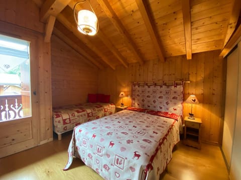 Chalet calme et spacieux, proche village, navette ski, jardin, animaux acceptés, parking privé - FR-1-624-66 Chalet in Samoëns