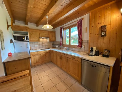 Chalet calme et spacieux, proche village, navette ski, jardin, animaux acceptés, parking privé - FR-1-624-66 Chalet in Samoëns