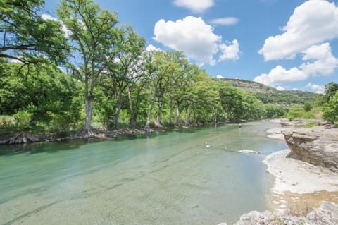 Guadalupe River Rock Retreat RR 9740 Maison in Canyon Lake