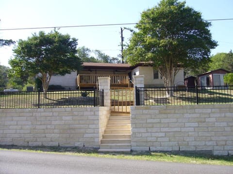 The Lazy A RR 7221 Haus in Canyon Lake