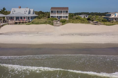 Creekfront Oasis at Cathcart Cottage Charming Beach Getaway with Private Dock Haus in Pawleys Island
