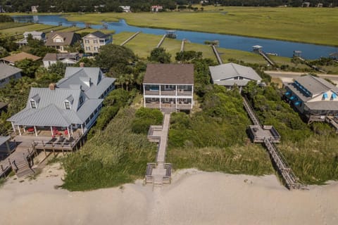 Creekfront Oasis at Cathcart Cottage Charming Beach Getaway with Private Dock Maison in Pawleys Island