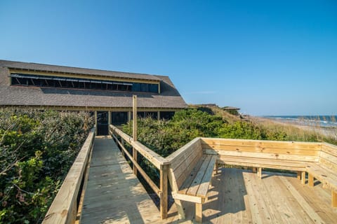 Ocean Breezes at Lovering's Haven Historic Home with Creek Dock and Stunning Views House in Pawleys Island
