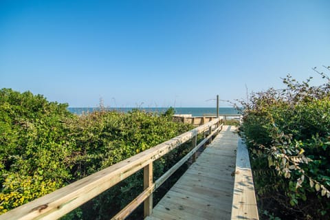 Ocean Breezes at Lovering's Haven Historic Home with Creek Dock and Stunning Views Haus in Pawleys Island