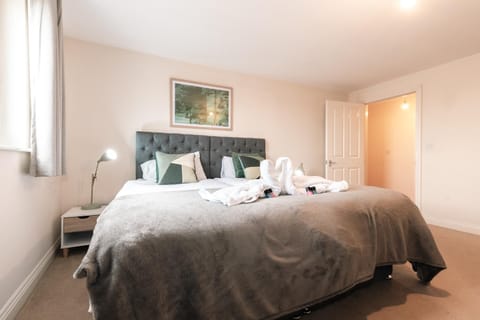 BEST PRICE! - HUGE 3 Bed 2 Bath City Centre Top Floor Apartment, Up to 10 guests - FREE SECURE PARKING - SMART TV - SINGLES OR KING SIZE BEDS Apartment in Southampton