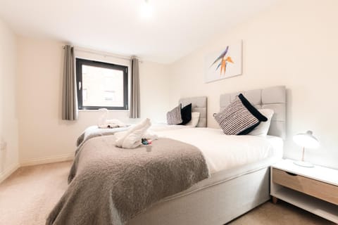 BEST PRICE! - HUGE 3 Bed 2 Bath City Centre Top Floor Apartment, Up to 10 guests - FREE SECURE PARKING - SMART TV - SINGLES OR KING SIZE BEDS Apartment in Southampton