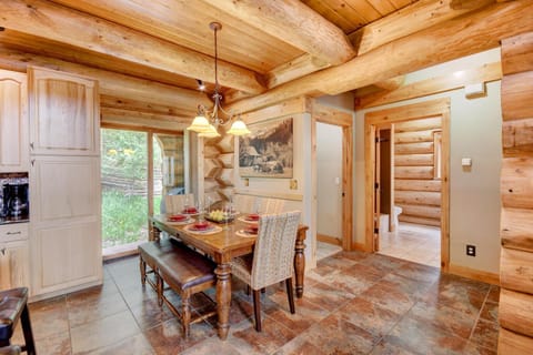 Mountain View Luxury Log Home With Hot Tub & Great Views - 500 Dollars Of FREE Activities & Equipment Rentals Daily Haus in Fraser