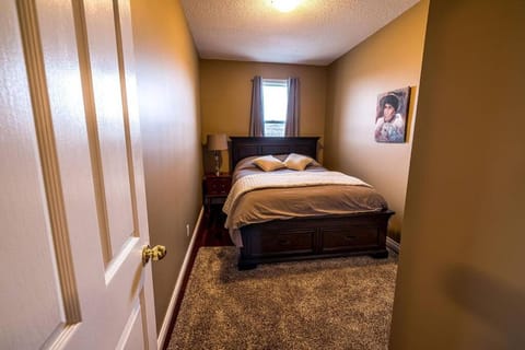The River Blossom Suite - Downtown Condo in Drumheller