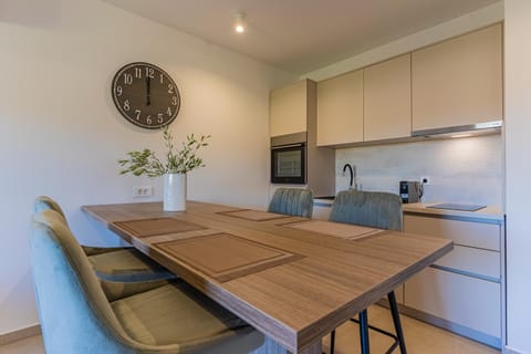 Kitchen or kitchenette, Dining area, Communal kitchen