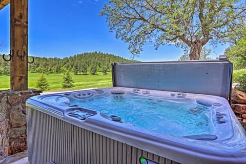 Spacious Home with Private Hot Tub Golf and Hike! Casa in North Lawrence