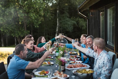 Spring, Day, People, Summer, BBQ facilities, Garden, Balcony/Terrace, Food and drinks, Banquet/Function facilities, Seating area, Dining area, Autumn, Food, Guests, Garden view, Breakfast, Lunch, Dinner, Drinks, Alcoholic drinks, Sunset, group of guests