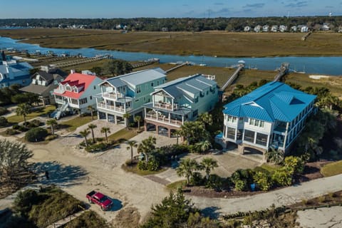 Creekfront Home with Pool, Dock and Stunning Views Maison in Pawleys Island