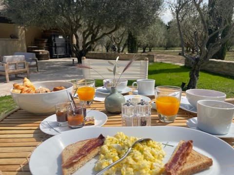 MAS MILLÉSIME - Chambre double - petit déjeuner - piscine - Mas du XVIIIème siècle proche Saint-Rémy-de-Provence Bed and Breakfast in Saint-Remy-de-Provence