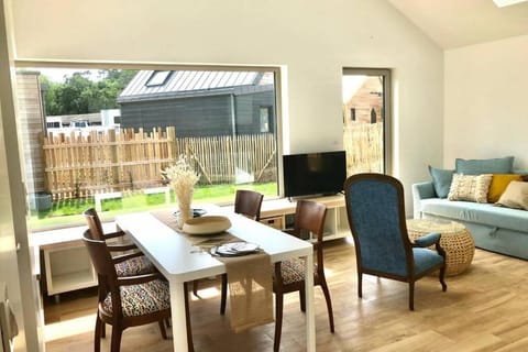 TV and multimedia, Living room, Seating area, Garden view