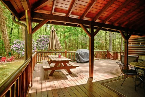 Tree Top Lodge - Gorgeous Lake Cabin with Hot Tub & Magnificent Views of Forests and Mountains! cabin Maison in Watauga Lake